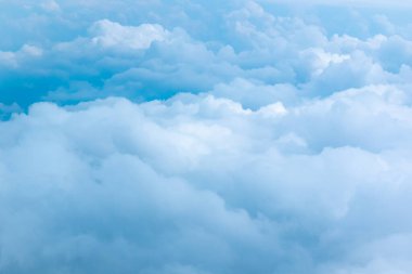 Atomosferdeki çarpıcı Bulutlu Mavi Gökyüzü