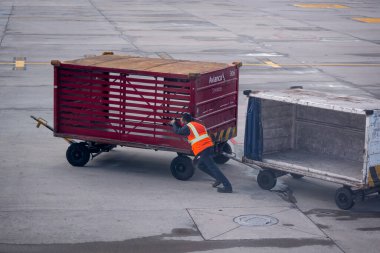 Bogota, Kolombiya - 23 Ocak 2021: Latin Üniformalı Adam Bagaj Arabasını İtiyor