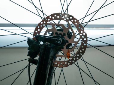 Pencereye Yakın Metal Bisiklet Tekerleği