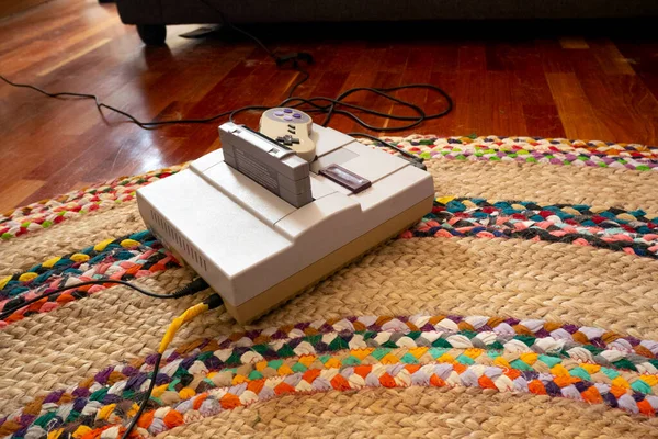 La Paz, Bolivya - 4 Şubat 2021: Kilimin Üzerinde Eski Süper Nintendo Konsolu