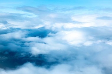 Atomosferdeki Sersemletici Bulutların Arkasındaki Dağlar