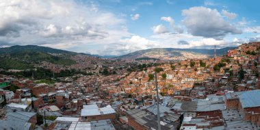 Medellin, Antioquia, Kolombiya - 23 Aralık 2020: Comuna 13 View, Turistik Kentsel Etki Tarihi Mahallesi Güneşli Bir Gün 'de