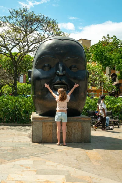 Medellin Antioquia Colombia Січня 2021 Caucasian Girl Posing Перед Бронзовою — стокове фото