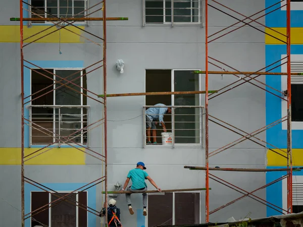 Guatape Antioquia Colombië April 2021 Wegenwerkers Schilderen Een Gebouw Grijs — Stockfoto