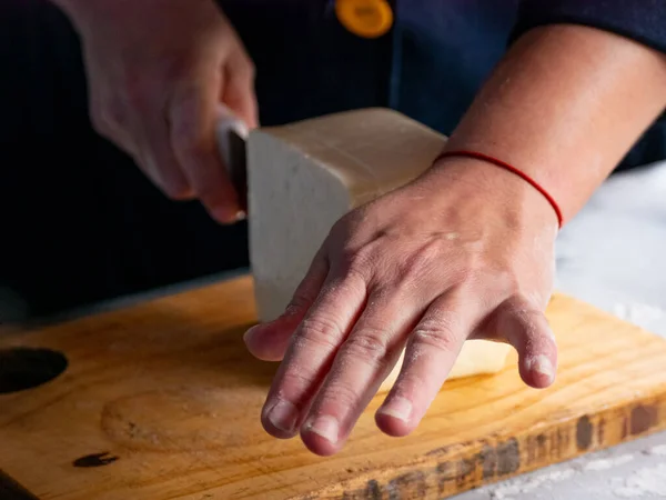 Manos Mujer Cortando Chesse Una Mesa Madera Mesa Metal —  Fotos de Stock