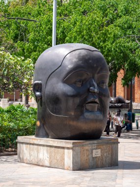 Medellin, Antioquia, Kolombiya - 6 Ocak 2021: Bir Bronz Heykel, Fernando Botero tarafından Plaza Botero 'da yapılmış bir Büyük Kafa Heykeli