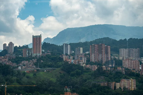 Kilátás Város Medellin Épületek Fák Körül Hegyek Egy Napsütéses Napon — Stock Fotó