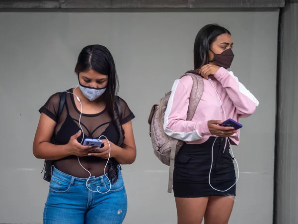 Medellin Antioquia Kolumbien März 2021 Junge Hispanische Frauen Standen Aufrecht — Stockfoto