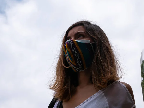 Junge Hispanische Frau Trägt Einem Wolkenverhangenen Tag Eine Doble Maske — Stockfoto