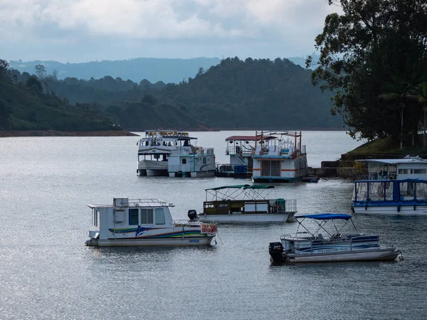 Gwatapa Antioquia Kolumbia Kwietnia 2021 Panoramiczny Widok Różnych Małych Łodzi — Zdjęcie stockowe