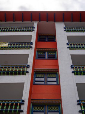 Guatape, Antioquia, Kolombiya - 4 Nisan 2021: Bulutlu bir günde Renkli Boyalı Bina, Pencereler ve Balkonlar