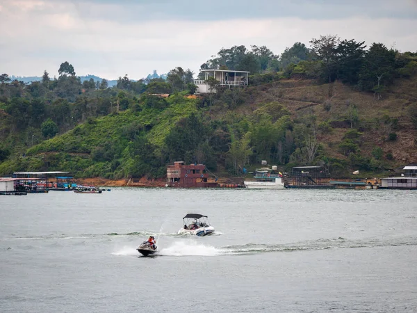 Guatape Antioquia Colombia Abril 2021 Pareja Latina Conduciendo Jetsky Las — Foto de Stock