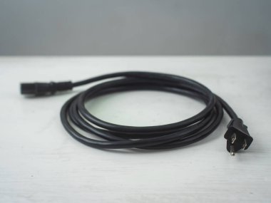 Beyaz ve Gri bir yüzeye karşı Siyah Kablolar