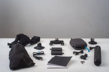 Tüm aksesuarlarıyla birlikte Gri Arkaplanda Beyaz Masa 'da 360 Kamera