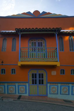 Guatape, Antioquia, Kolombiya - 12 Ağustos 2019: Süpürge tahtaları ve Sokaklardaki Parlak Renklerle süslenmiş Resimli Ev