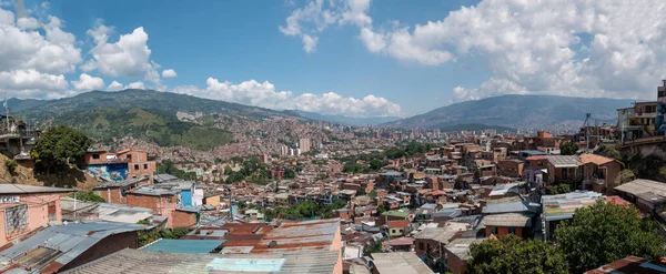 Medellin, Antioquia, Kolombiya - 23 Aralık 2020: Comuna 13, Turistik Kentsel Etki Tarihi Mahallesi Bulutlu Bir Günde