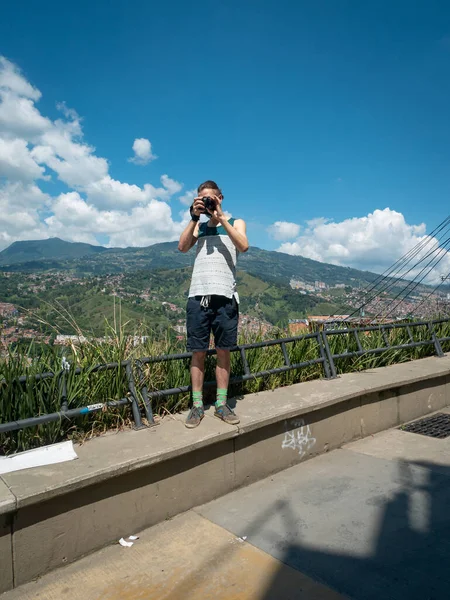 2020年12月23日 哥伦比亚安蒂奥基亚省麦德林 一名年轻的白人男子正在拍摄一张照片 照片中的科穆纳13号是该市的一个旅游区 — 图库照片