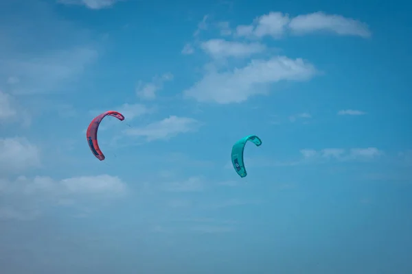 Δύο Μεγάλες Χαρταετούς Από Kiteboarding Μια Ηλιόλουστη Μέρα Στην Παραλία — Φωτογραφία Αρχείου