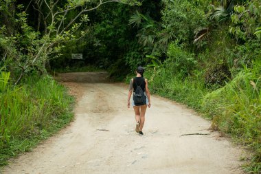 Minca, Kolombiya 'da Bitkilerin Çevrelendiği Kuru Bir Yolda Küçük Kadın Yürüyor