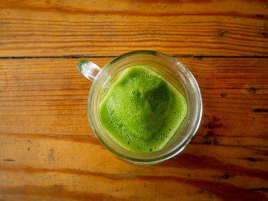 Naneli Limonata Suyu Tahta bir arka planda bir sürahide servis edilir