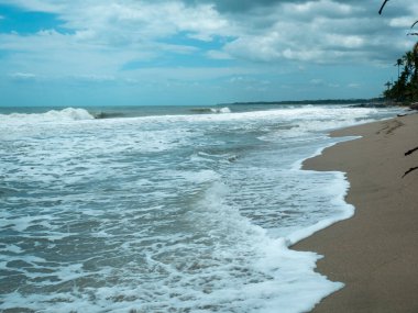 Deniz Dalgaları Bulutlu ve Soğuk Gökyüzünde Bol Köpükle Kıyıya Ulaşır