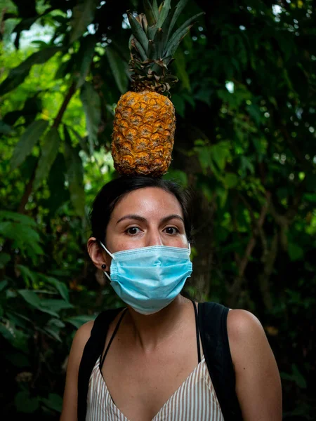 Latina Steht Angespannt Mit Einer Ananas Auf Dem Kopf — Stockfoto