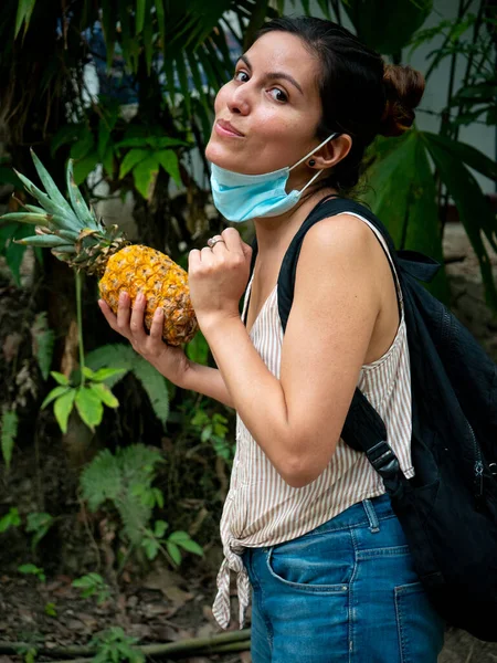 Ağzının Altında Maskesi Olan Latin Kadın Sağ Elinde Ananasla Kameraya — Stok fotoğraf