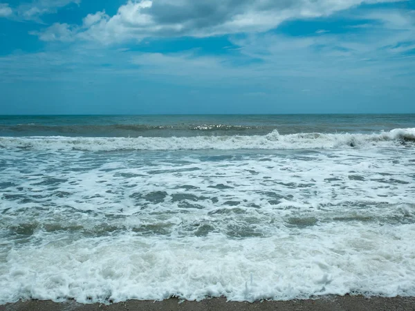 Ondas Mar Alcançando Costa Com Muita Espuma Céu Nublado Frio — Fotografia de Stock