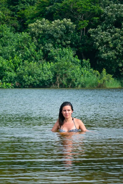 Latynoska Kobieta Podejrzanym Wyglądzie Pływa Rzece San Salvador Otoczona Roślinnością — Zdjęcie stockowe