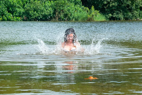Młoda Latynoska Rozlewa Się Wodzie Rzece San Salvador Palomino Guajira — Zdjęcie stockowe