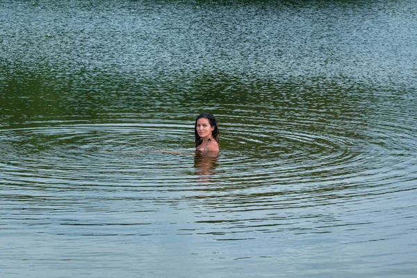 Młoda Latynoska Pływa Rzece San Salvador Palomino Guajira Kolumbia — Zdjęcie stockowe