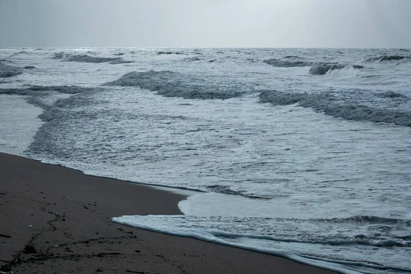 Deniz Dalgaları Bulutlu Soğuk Gökyüzünde Bol Köpükle Kıyıya Ulaşır — Stok fotoğraf
