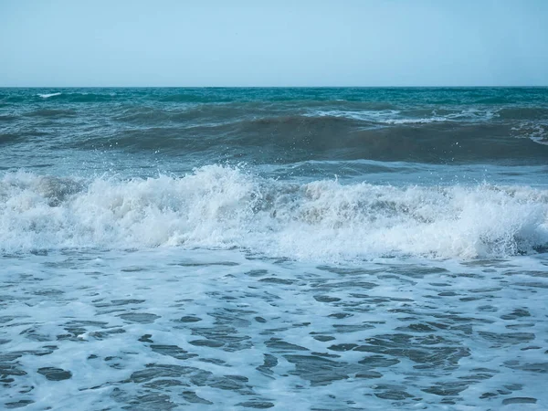 Vlny Moře Dostávají Břeh Spoustou Pěny Zamračeném Studeném Nebi — Stock fotografie