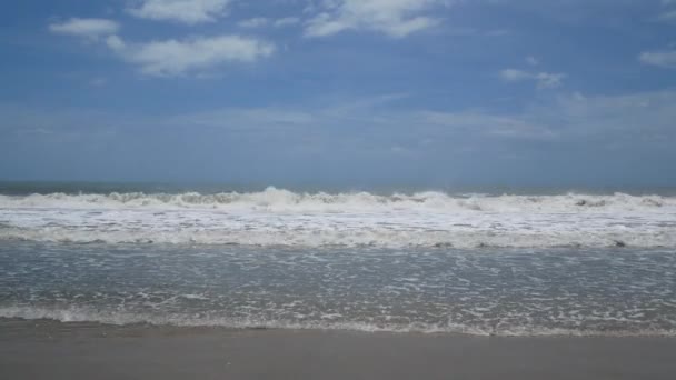 Wellen Des Meeres Erreichen Die Küste Mit Viel Schaum Strand — Stockvideo