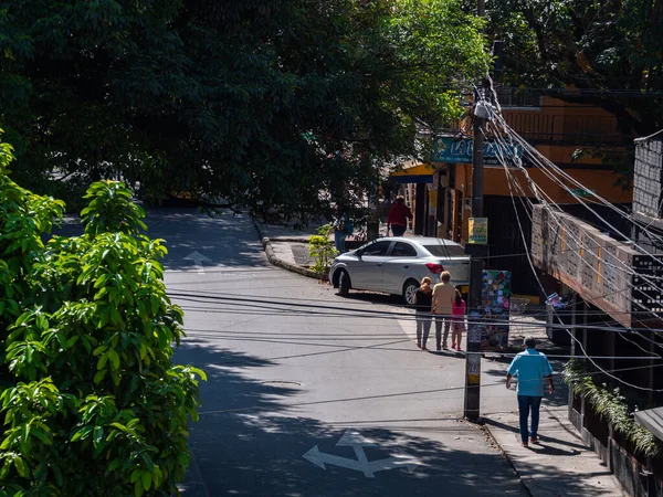 Medellín Antioquia Colômbia Dezembro 2020 Rua Pavimentada Vazia Com Algumas — Fotografia de Stock