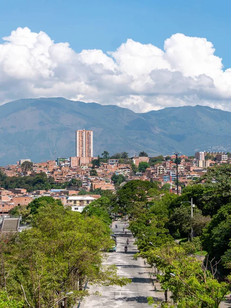 Вид Місто Медельїн Будинки Дерева Оточені Горами Сонячний День — стокове фото