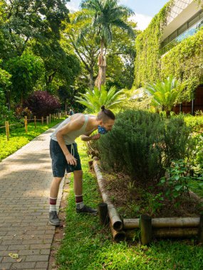 Yüzü Maskeli Beyaz Adam Kekik Kokuyor