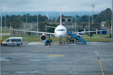 Medellin, Antioquia, Kolombiya - 17 Mayıs 2021: Sabah Jose Maria Cordova Havaalanı 'ndaki Mavi Merdivenin yanındaki uçak