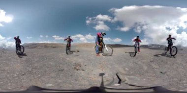 Los Yungas, La Paz, Bolivya - 14 Eylül 2018: 366 Güneşli bir günde Dağ 'da Bisiklete Binen Gençler Görünümü