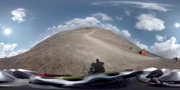 Vue 360 Degrés Jeune Homme Utilisant Casque Conduisant Vélo Sur — Video