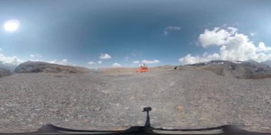 La Paz, Bolivya 'daki Andean Tepesi' nin ortasına park edilen Orange Minibus 366 Derece Görünümü 