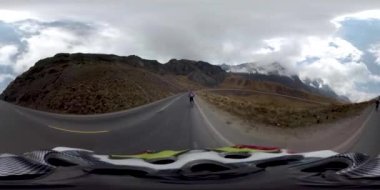Los Yungas, La Paz, Bolivya - 14 Eylül 2018: 360 Sokak 'taki Dağ Bisikletine Binen Gençler Görünümü