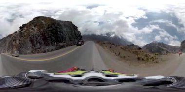 Los Yungas, La Paz, Bolivya - 14 Eylül 2018: 360 Sokak 'taki Dağ Bisikletine Binen Gençler Görünümü