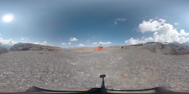 366度のオレンジ ミニバスの眺めボリビア ラパスのアンデス ピークの真ん中に駐車 — ストック動画
