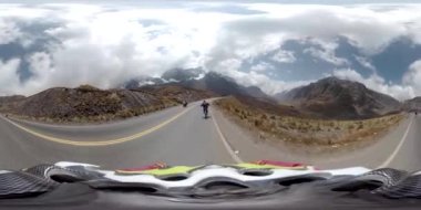 Los Yungas, La Paz, Bolivya - 14 Eylül 2018: 360 Sokak 'taki Dağ Bisikletine Binen Gençler Görünümü