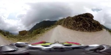 360 Derece Görünüm: Kask Kullanan ve Kirli Bir Yol Üzerinde Bisiklete Binen Bir Genç Adam Meşhur Ölüm Yolu 'nda Çevrelenmiş Ağaçlarla