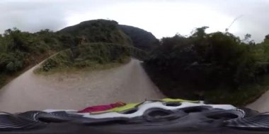 360 Derece Görünüm: Miğfer Kullanan ve Kirli Yol 'da Bisiklete Binen Meşhur Ölüm Yolu' nun etrafını çevreleyen Ağaçlar