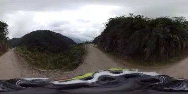 360 Derece Görünüm: Kask Kullanan ve Kirli Bir Yol Üzerinde Bisiklete Binen Bir Genç Adam Meşhur Ölüm Yolu 'nda Çevrelenmiş Ağaçlarla