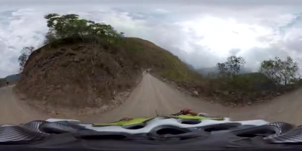 ユンガス ラパス ボリビア 2018年9月14日 360度晴れた日に有名な 死の道 でヘルメットを使用してダーティロードで自転車に乗る若い男の眺め — ストック動画