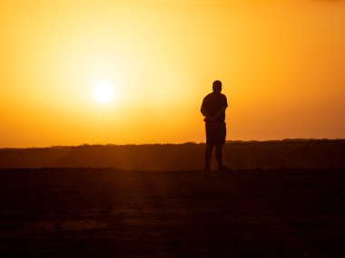 Punta Gallinas 'ta Güneş Doğuşuna Bakan Adam La Guajira, Kolombiya' da Sarı Gökyüzü ile